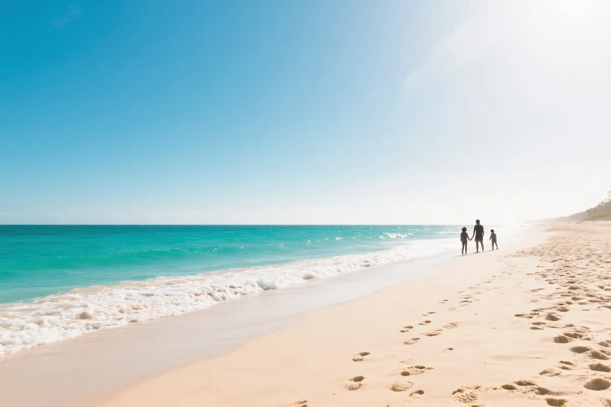 阳光下的墨西哥海滩与家人旅行的向往场景